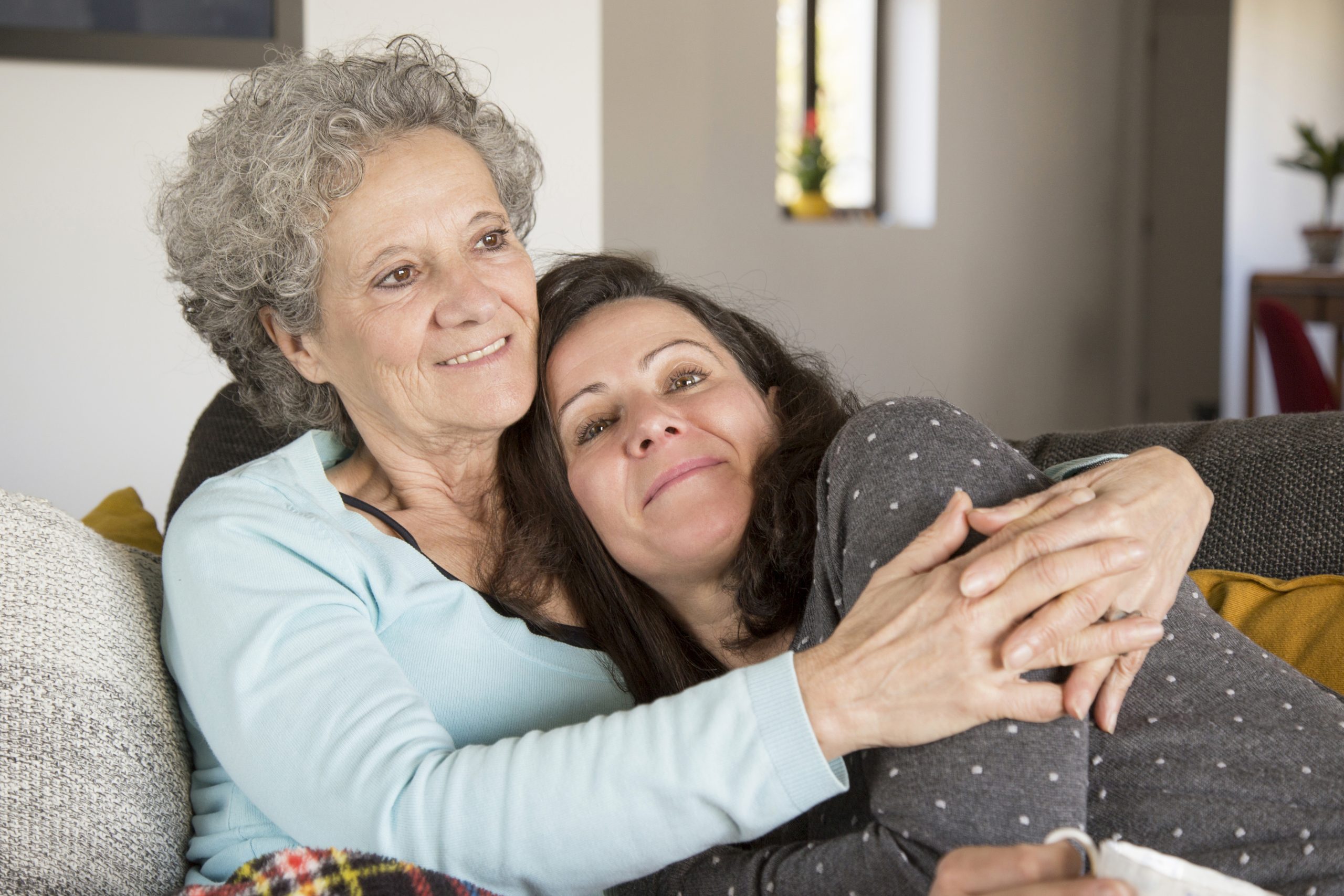 Les câlins pour les seniors : quels en sont les bienfaits ?
